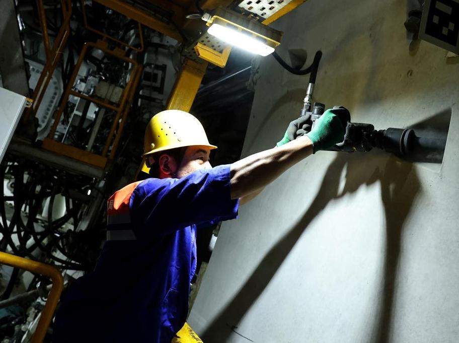 在長江底前進  “領航號”高鐵盾構機掘進突破10000米